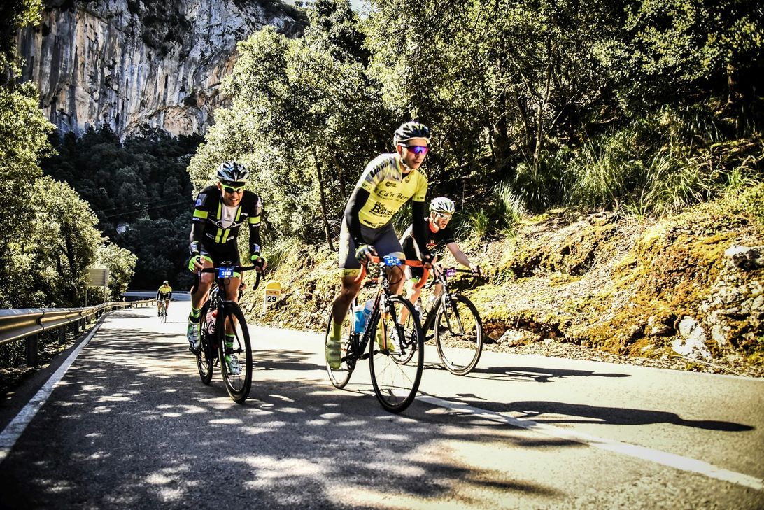 Christian Dörfler (vorne links) aus Kall machte beim harten Radrennen »M312« auf Mallorca eine sehr gute Figur und kam als Vierter ins Ziel. Foto: sportograf