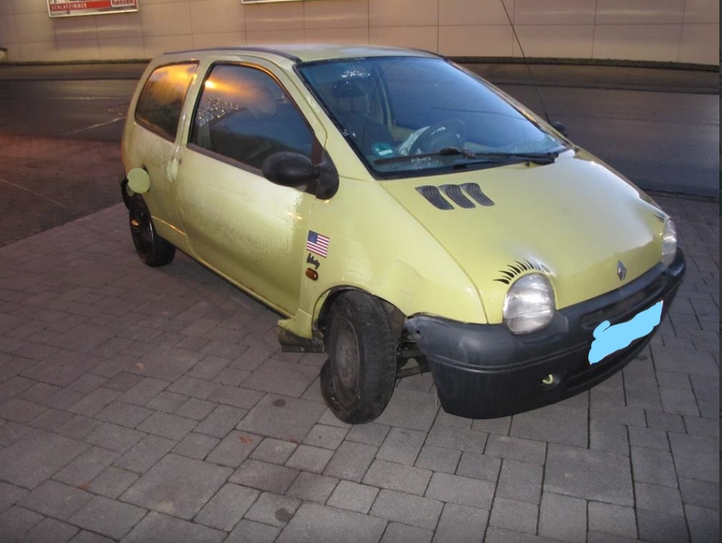 Diesen Kleinwagen stellte die Polizei nach dem Unfall sicher. Bei dem Halter angekommen, konnte durch die ermittelnden Beamten ein deutlicher Cannabisgeruch wahrgenommen werden. Anschließend fand die Polizei diese Canabispflanzen-Zucht. Fotos: Polizei