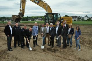 Mit dem symbolischen Spatenstich ist das Bauprojekt Feuerwehrgerätehaus für den Löschzug Hausen auf den Weg gebracht.