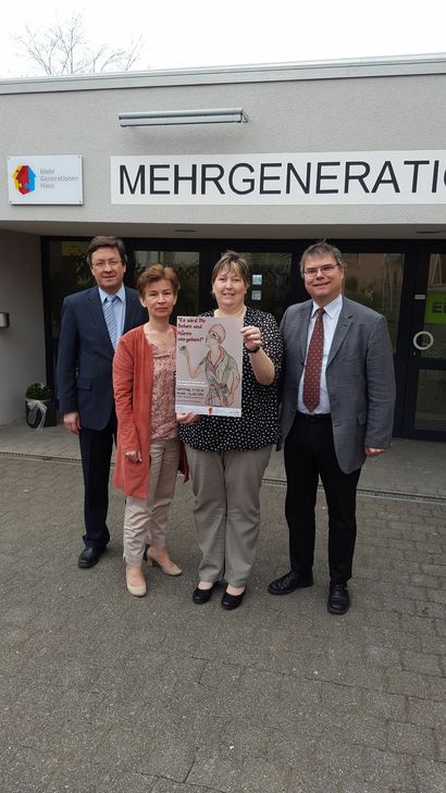 Von links: VG-Bürgermeister Michael Hülpes, die Seniorenbeauftragte der VG, Annette Münster-Weber, Kerstin Bettendorf vom Mehrgenerationenhaus und Stadtbürgermeister Dr. Mathias Queck werben für den Seniorentag am 21. Mai. Foto: FF