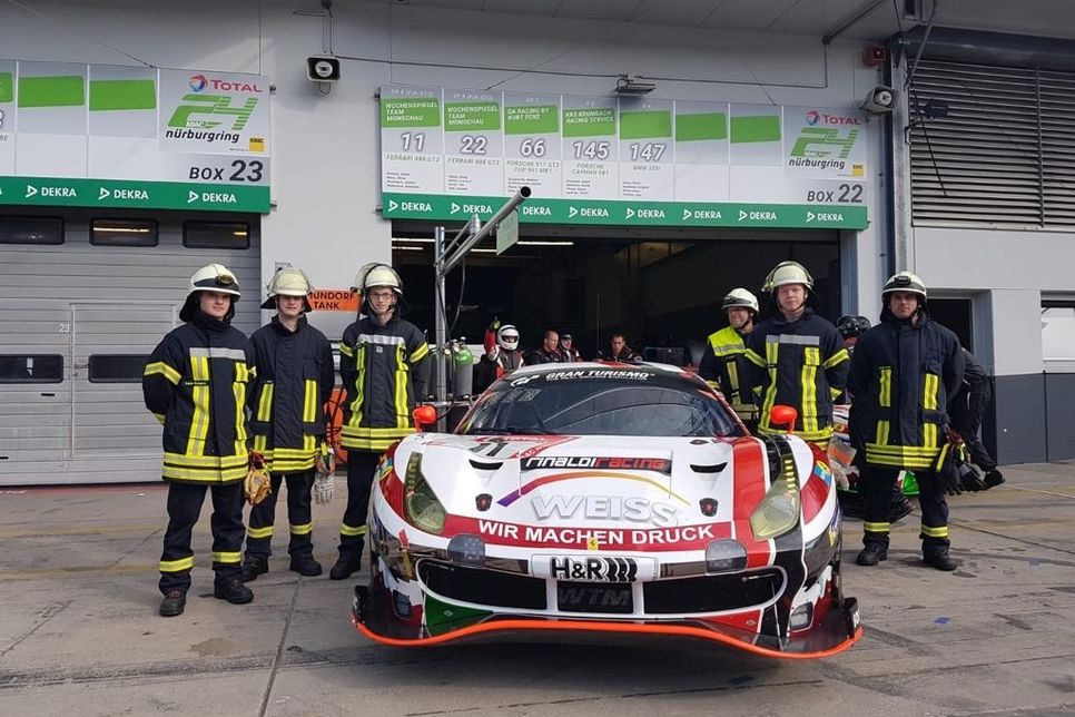 Zwischen den Einsätzen blieb den Feuerwehrleuten der VG Adenau Zeit, sich mit dem Ferrari 488 GT3 des Wochenspiegel Team Monschau (WTM-Racing) ablichten zu lassen. Foto: Feuerwehr Adenau