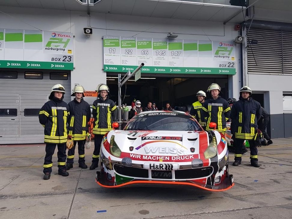Zwischen den Einsätzen blieb den Feuerwehrleuten der VG Adenau Zeit, sich mit dem Ferrari 488 GT3 des Wochenspiegel Team Monschau (WTM-Racing) ablichten zu lassen. Foto: Feuerwehr Adenau