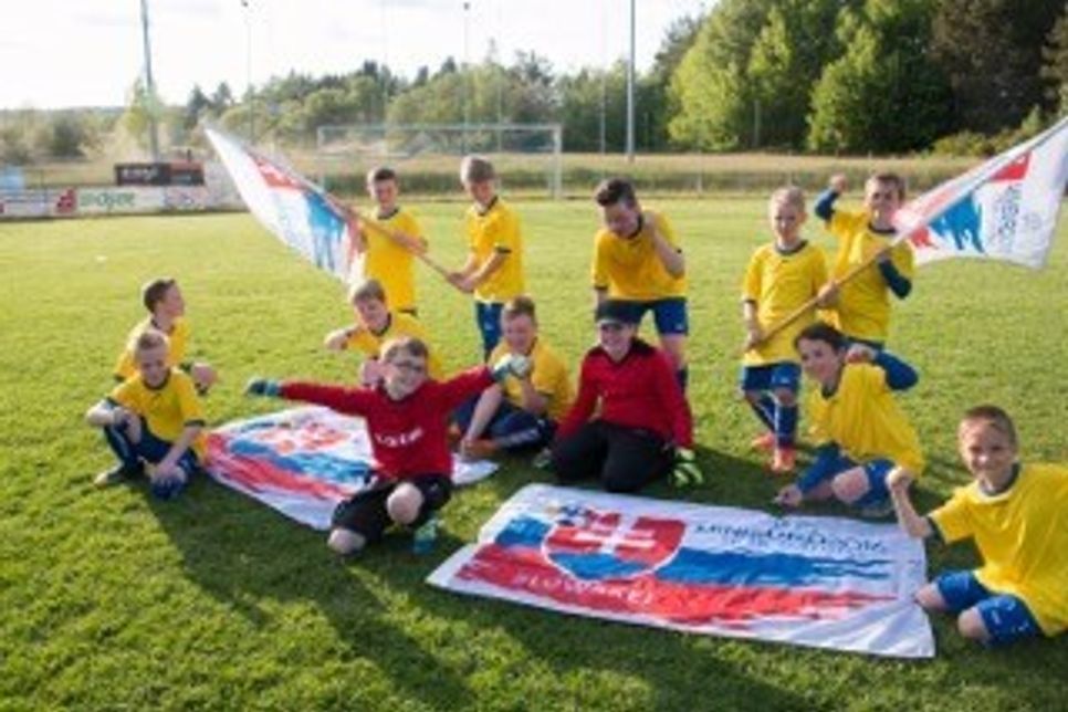 Die Kids der Jugendspielgemeinschaft Kyllburg haben vorgelegt - und diese Fahne von der Slowakei kreiert.