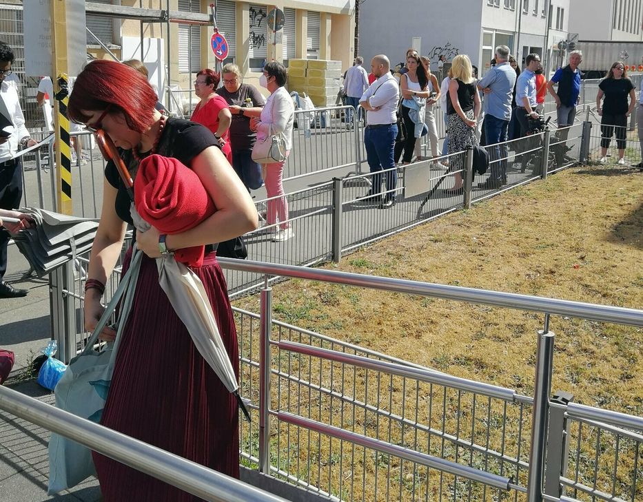 Zahlreiche Zuschauer und Journalisten warteten schon Stunden vor der Urteilsverkündung vor dem Gerichtsgebäude auf ihren Einlass.