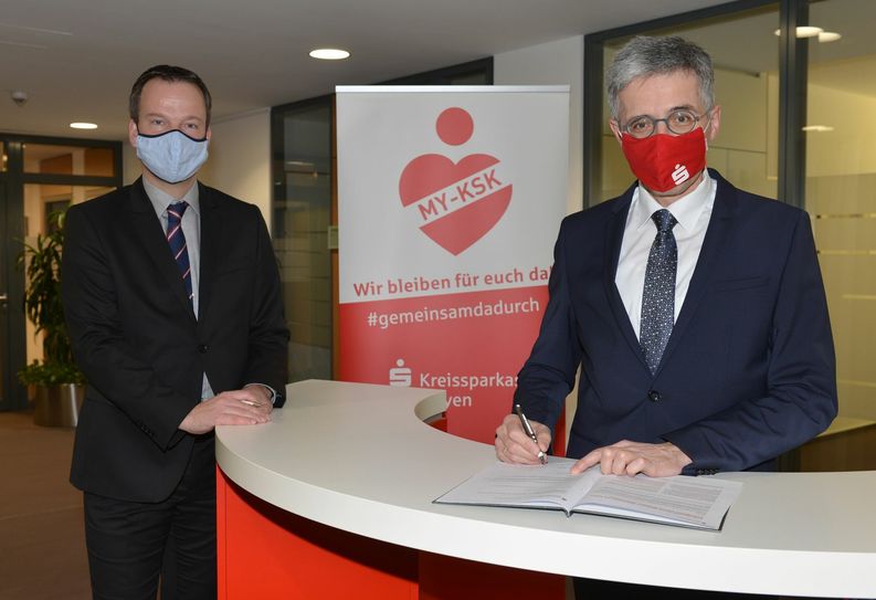 „Eine gute Balance aus ökologischer, sozialer und unternehmerischer Nachhaltigkeit passt sehr gut zur Kreissparkasse Mayen und kann vor Ort viel bewirken“, sind sich Karl-Josef Esch (r.) und Christoph Weitzel (l.) sicher. Foto: KSK Mayen - Judith Sauerborn