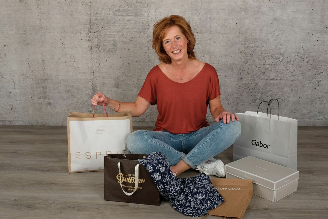 Am Ende eines Shopping-Tages mit vollen Tüten nach Hause gehen? Bewirb dich einfach als Shopping-Lady - so wie unsere Sommer-Shopping-Lady Britta! Foto: BL-Foto