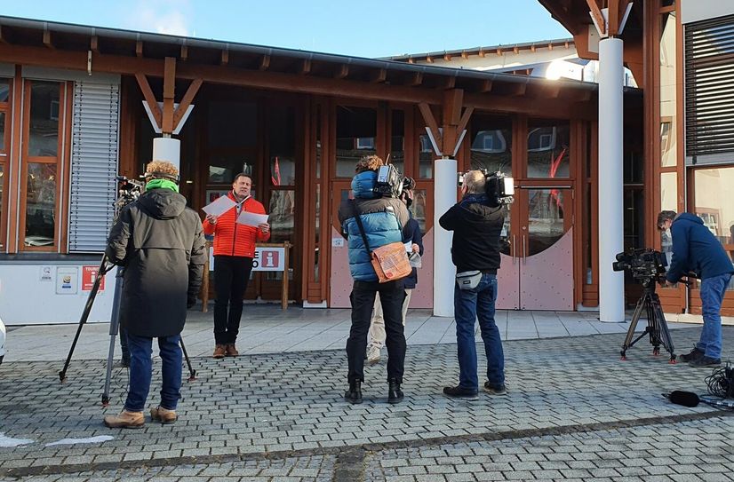 Das Team um Moderator Jens Hübschen (2.vl.) beim Dreh der Quizsendung vor dem Forum Daun.