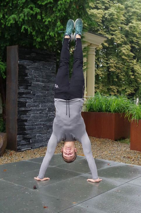 Nicht nur den Handstand schafft Christopher Motz aus dem Effeff. Gleichzeitig absolviert er Push-ups. Fotos: Mager