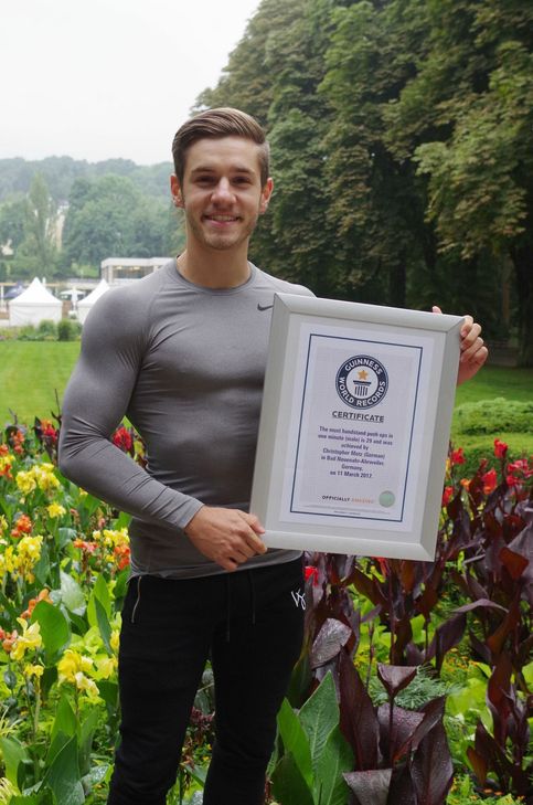 Die Urkunde bestätigt, dass Christopher Motz mit 29 Handstand-Push-ups den Weltrekord hält.