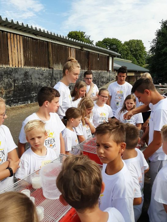 Auf dem Vulkanhof erlebten die Kinder hautnah, wie Ziegenkäse hergestellt wird und durften einige Produkte verköstigen. Foto: Martina Weber