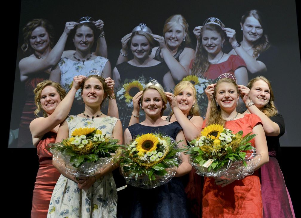 Krönung der neuen Weinmajestäten durch ihre Vorgängerinnen: (von links) Marie Jakoby, Kathrin Hegner und Alina Scholtes, dahinter (von links) die bisherigen Mosel-Weinhoheiten Anna Maria Dehen, Lisa Schmitt und Sarah Schmitt. Foto: Moselwein e.V./Alfons von der Lahr