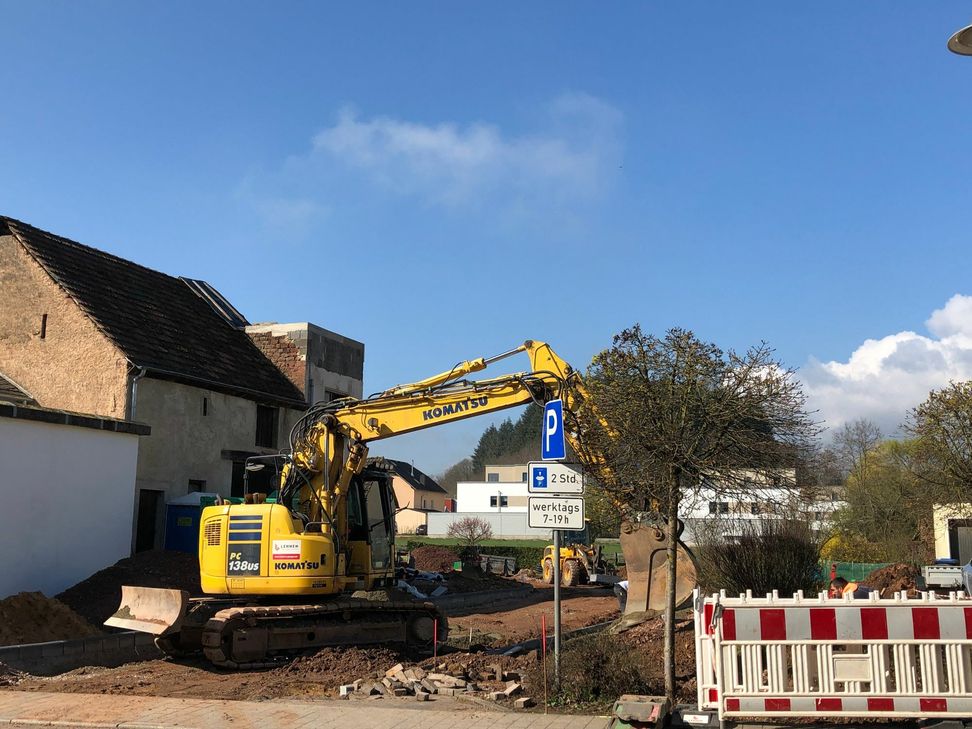 Wo jetzt ein Parkplatz an der Hauptstraße in Hetzerath angelegt wird, beginnt in Zukunft eine Verbindungsstraße zum Kirchgäßchen.      Foto: Sybille Schönhofen