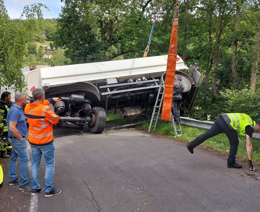 Aus ungeklärten Gründen ist der Tanklastzug umgekippt.