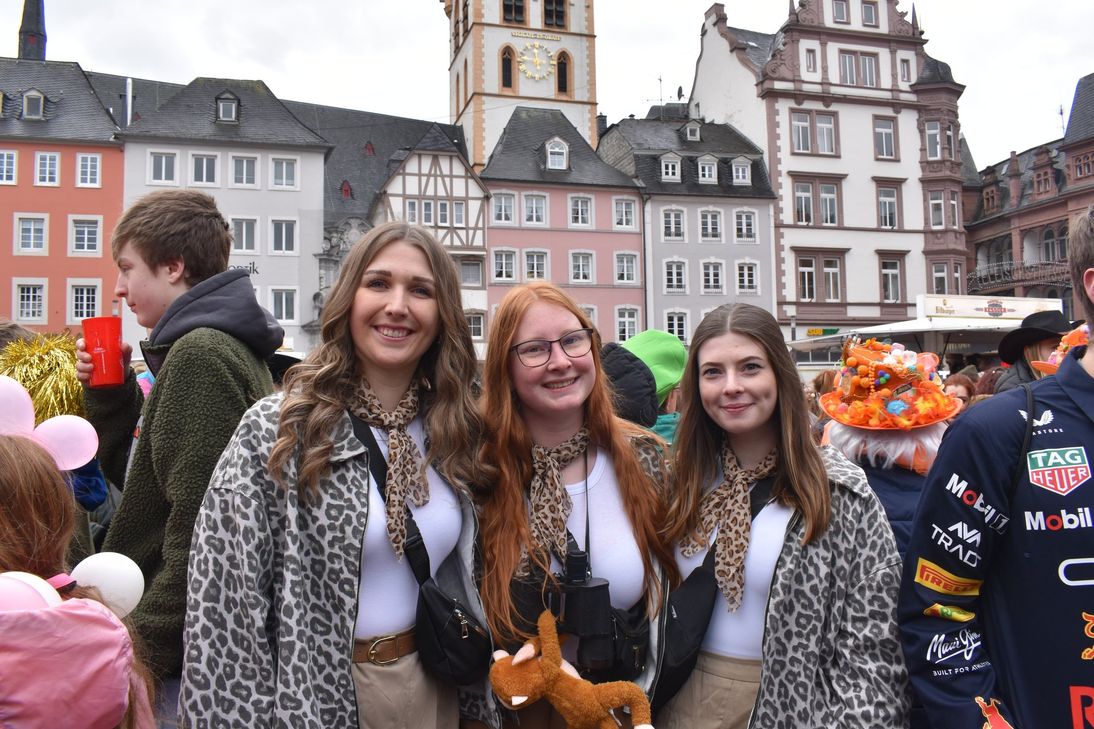 Die Narren feierten friedlich auf dem Hauptmarkt Trier.