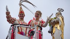 Das Trierer Stadtprinzenpaar Tommy I. und Lea. überreichten dem Stadtpatron Petrus auf dem Hauptmarkt traditionell einen Blumenstrauß sowie einen Karnevalsorden.