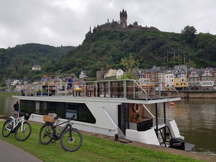Das Hausboot der Fernsehköche Freitag und Buchholz unterhalb der Reichsburg Cochem