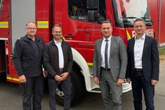 Begutachten gemeinsam die neue PV-Anlage in Wittlich: v.l.: Martin Schmidt ((Freiwillige Feuerwehr Stadt Wittlich), Christian Leisch (Stadt Wittlich), Joachim Rodenkirch (Bürgermeister der Stadt Wittlich Wittlich) und Marco Felten (Westenergie-Regionalmanager).