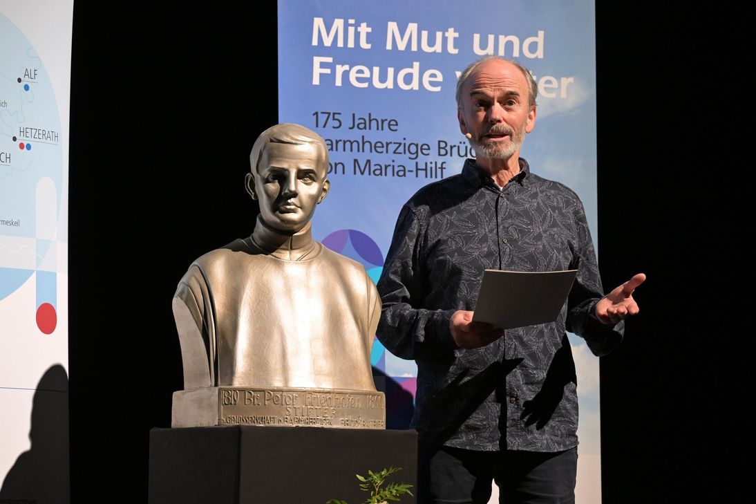 Trug aus Briefen des 1860 in Koblenz verstorbenen Ordensgründers vor und ließ so die Persönlichkeit Peter Friedhofens für kurze Momente wieder sehr lebendig werden – der Trierer Theater-Schauspieler Klaus-Michael Nix.
