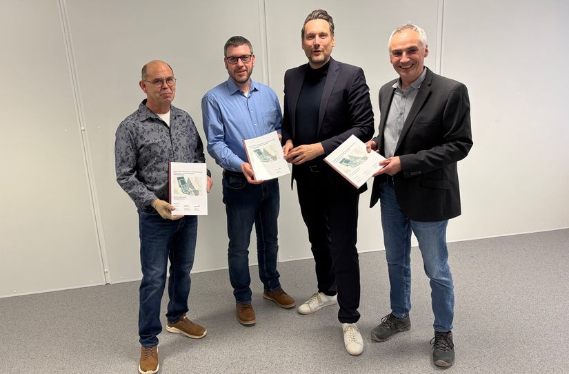 Von links: Ortsbürgermeister Andreas Dewald (Osburg), Ortsbürgermeister Mario Weber (Thomm), Staatssekretär Daniel Stich und Bürgermeister Thomas Hoffmann.