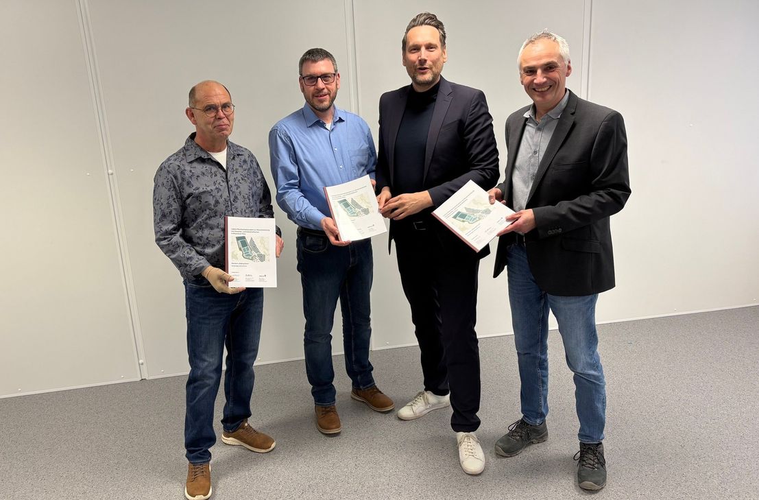 Von links: Ortsbürgermeister Andreas Dewald (Osburg), Ortsbürgermeister Mario Weber (Thomm), Staatssekretär Daniel Stich und Bürgermeister Thomas Hoffmann.