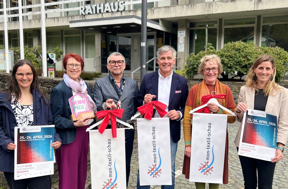 Vertreter aus Handwerkskunst, ISG Monschau, Unternehmertum und Stadt Monschau freuen sich auf die dritte »mon-textil-schau«, die am Wochenende in die Altstadt lockt.