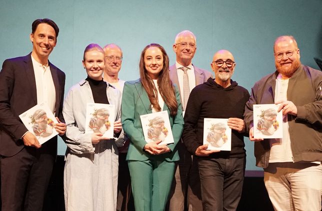 Intendant Lajos Wenzel, Schauspieldirektorin Elisa von Issendorff, Generalmusikdirektor Jochem Hochstenbach, Geschäftsführende Direktorin Eva Gaertner, Oberbürgermeister Wolfram Leibe, Ballettdirektor Roberto Scafati und Kulturdezernent Markus Nöhl