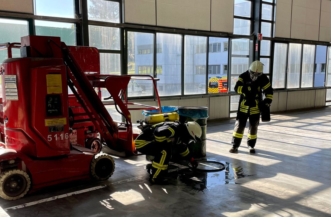 Rettungswagen, Löschfahrzeuge und ein Einsatzleitwagen positionierten sich auf dem Weiss-Gelände, um in einer Katastrophenschutz-Übung eine Vielzahl an Patienten gemeinschaftlich zu versorgen.