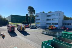 Rettungswagen, Löschfahrzeuge und ein Einsatzleitwagen positionierten sich auf dem Weiss-Gelände, um in einer Katastrophenschutz-Übung eine Vielzahl an Patienten gemeinschaftlich zu versorgen.