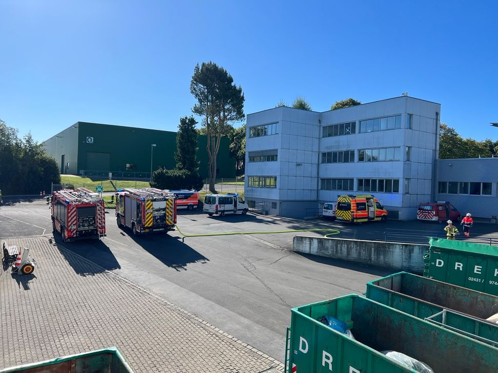 Rettungswagen, Löschfahrzeuge und ein Einsatzleitwagen positionierten sich auf dem Weiss-Gelände, um in einer Katastrophenschutz-Übung eine Vielzahl an Patienten gemeinschaftlich zu versorgen.