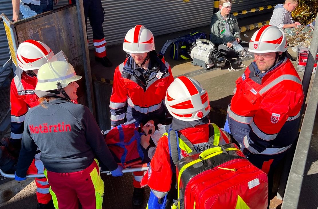 Rettungswagen, Löschfahrzeuge und ein Einsatzleitwagen positionierten sich auf dem Weiss-Gelände, um in einer Katastrophenschutz-Übung eine Vielzahl an Patienten gemeinschaftlich zu versorgen.