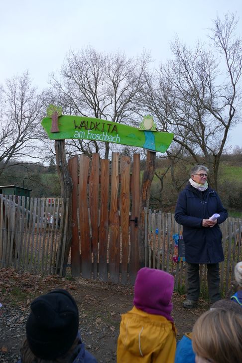 Bei der vergangenen Weihnachtsfeier wurde stolz der neue Name der WaldKiTa in Mayen präsentiert.