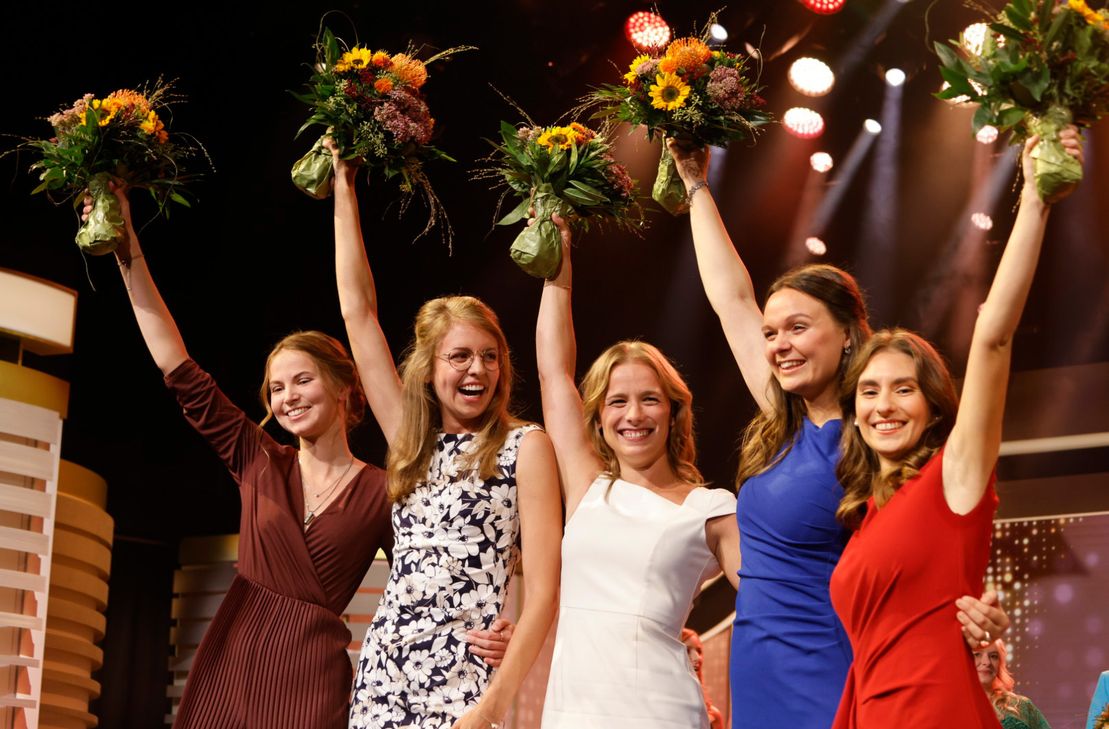 Wahl der 75. Deutschen Weinkönigin: Die Finalistinnen (v.l.n.r.) Lea Baßler (Pfalz), Eva Brockmann (Franken), Jessica Himmelsbach (Baden), Sarah Röhl (Kröv/Mosel) und Katja Föhr/Rheingau.