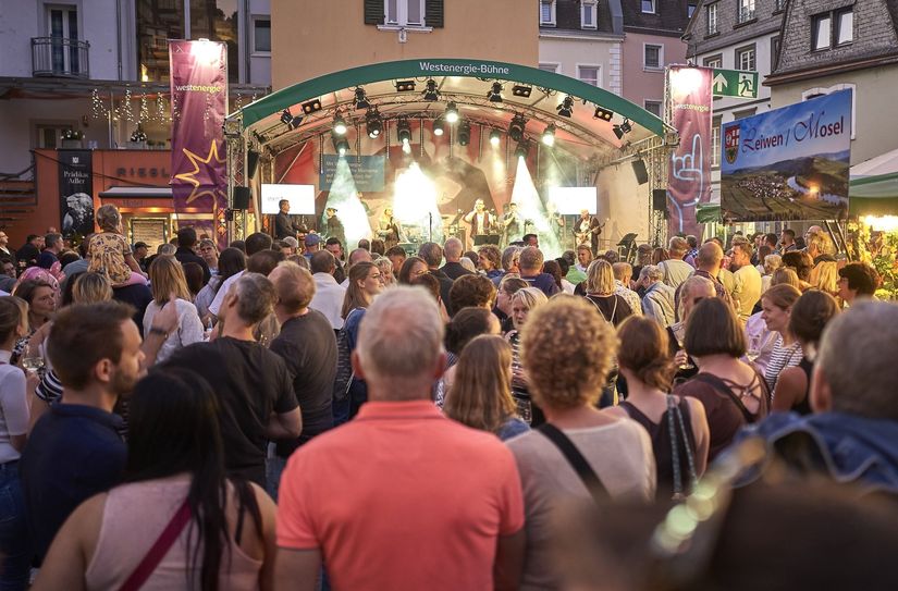 Die Bühne am Karlsbader Platz.