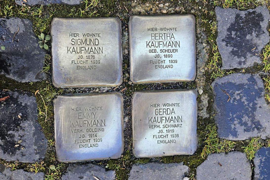 Nicht nur die Stolpersteine der Familie Kaufmann wurden poliert, sondern alle Gedenksteine in Kommern.
