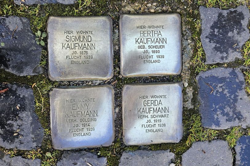 Nicht nur die Stolpersteine der Familie Kaufmann wurden poliert, sondern alle Gedenksteine in Kommern.