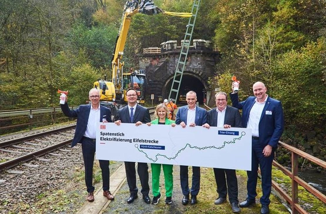 Geben das Startsignal für die Elektrifizierung der Eifelbahn (von links): Co-Vorsitzender des Sektorbeirats und Geschäftsführer go.Rheinland GmbH Dr. Norbert Reinkober, Parlamentarischer Staatssekretär beim Bundesminister für Digitales und Verkehr Oliver Luksic, Ministerin für Klimaschutz, Umwelt, Energie und Mobilität des Landes Rheinland-Pfalz Katrin Eder, DB-Infrastrukturvorstand Berthold Huber, Minister für Umwelt, Naturschutz und Verkehr des Landes Nordrhein-Westfalen Oliver Krischer und Landrat des Eifelkreis & stellvertretender Verbandsvorsteher Zweckverband Schienenpersonennahverkehr Rheinland-Pfalz Nord Andreas Kruppert.