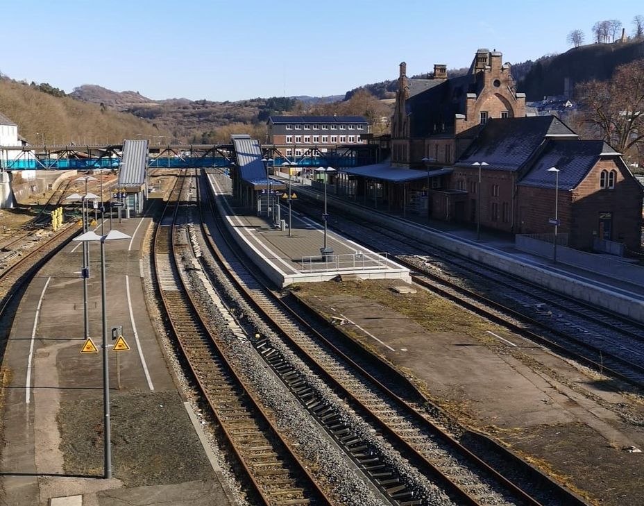 Hier am Bahnhof in Gerolstein hat bereits seit der Flukatastrophe im Jahr 2021 kein Zug mehr gehalten.