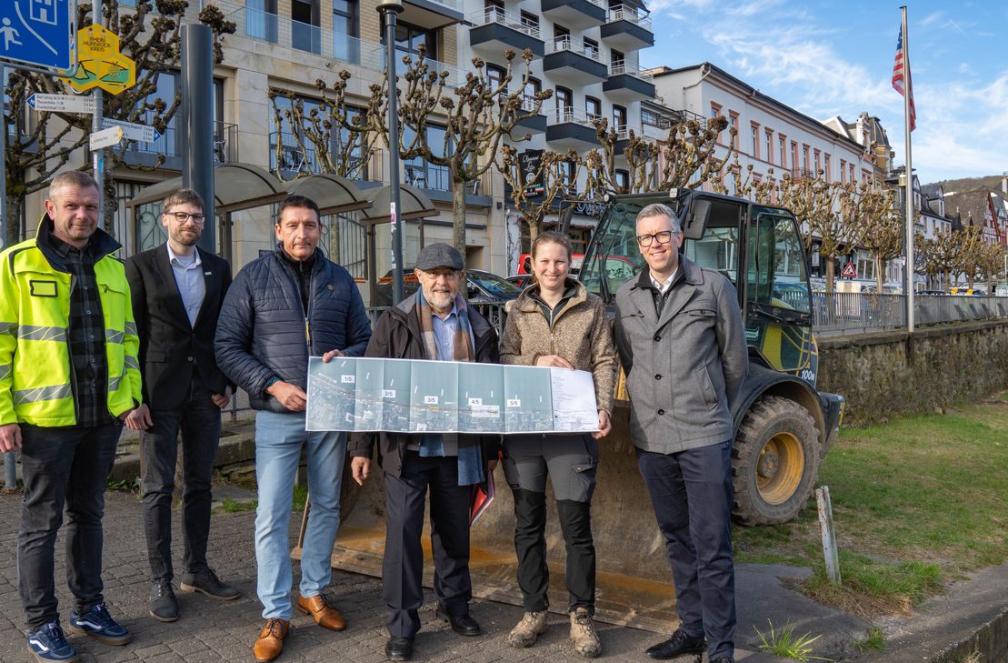 Von links: Fabian Frensemeier, Bauleitung Firma Böwingloh & Helfbernd, Dominik Nachtsheim, Klimaschutzmanager Boppard, Jörg Vogt, Technischer Mitarbeiter der Stadt, Helmut Zindorf, Erster Beigeordneter, Alexa Bach, Ortsvorsteherin Boppard sowie Michael Spiess, Projektsteuerer Hitzler Ingenieure.