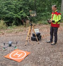 Bei der Erkennung von Waldbränden setzt der städtische Forstbetrieb – hier Büroleiter Stefan Lott – auf den Einsatz von Drohnenüberflügen.