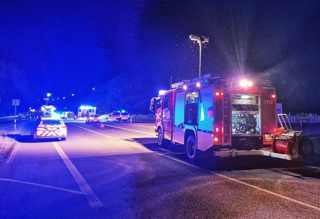 Mehr als 50 Minuten lang kämpften die Helfer am Samstagabend auf der B41 um das Leben des Mannes.