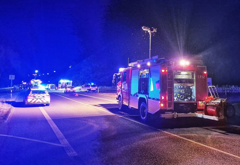 Mehr als 50 Minuten lang kämpften die Helfer am Samstagabend auf der B41 um das Leben des Mannes.