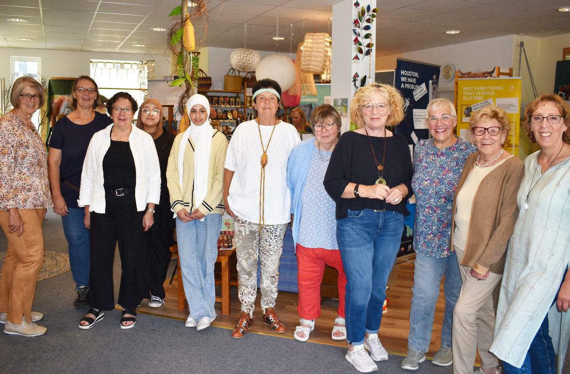 Ein Teil der aktuell mehr als 30 Ehrenamtlichen, die sich im Eine-Welt-Laden in der Eifelstraße in Kastellaun engagieren. Das Team freut sich auch immer über Helferinnen und Helfer. Das Foto entstand während des diesjährigen Bürgerfestes.