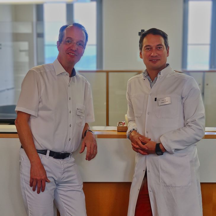 links: Prof. Dr. med. Martin Wenzel, rechts: Prof. Dr. med. Kai Januschowski (Ärztliche Leiter und Klinikinhaber).