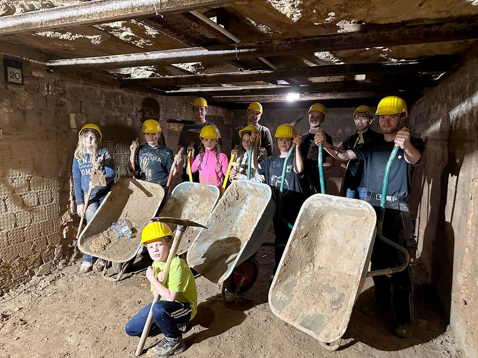 Die Jungs und Mädels des DRK Mechernich leisteten beim Ausräumen unter Tage ganze Arbeit. Der Spaß kam dabei nicht zu kurz. Eine kleine Schlammschlacht und Pizza als Belohnung versüßten den »Arbeitstag«.