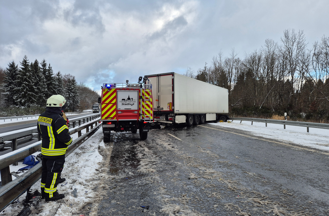 Der Wintereinbruch hat in Teilen von Rheinland-Pfalz zu erheblichen Verkehrsbehinderungen und mehreren Unfällen geführt. Wie unter anderem auf der B51.