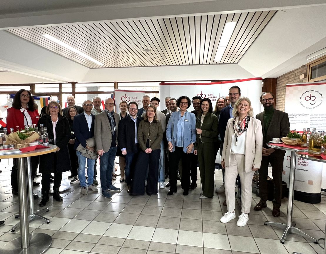 Nach der offiziellen Eröffnung der MAYA-Messe versammelten sich Organisatoren und Beteiligte zu einem gemeinsamen Gruppenfoto.