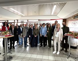 Nach der offiziellen Eröffnung der MAYA-Messe versammelten sich Organisatoren und Beteiligte zu einem gemeinsamen Gruppenfoto.