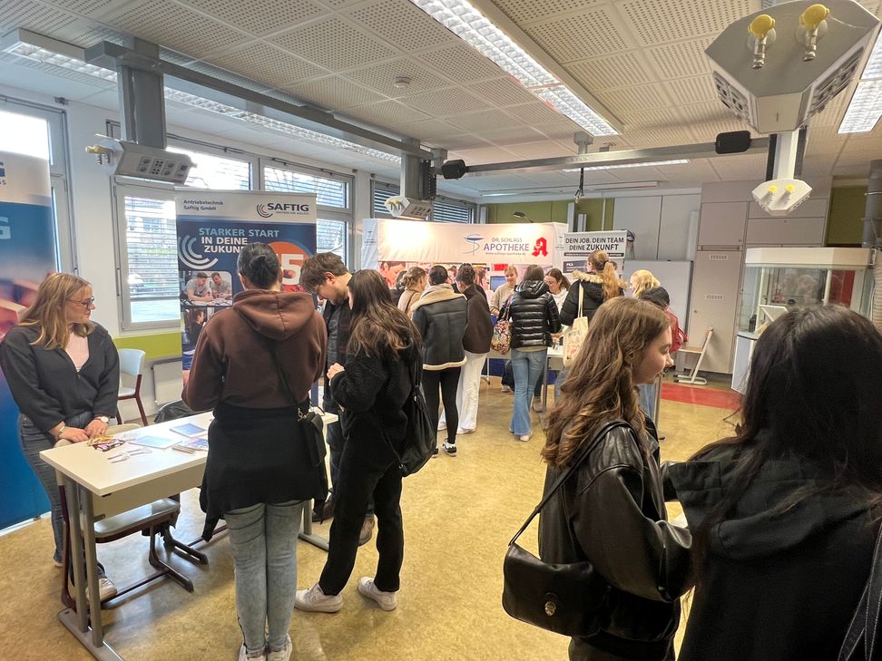 Die MAYA-Messe in der Berufsbildenden Schule Mayen bietet jungen Menschen vielfältige Einblicke in Ausbildungs- und Studienmöglichkeiten.