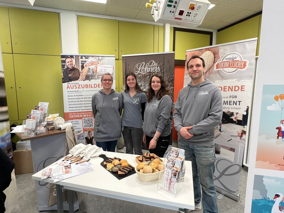 Zahlreiche Unternehmen und Institutionen informieren an ihren Ständen über Ausbildungs-, Studien- und Karrieremöglichkeiten.