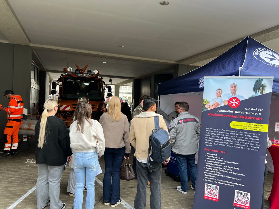 Auch im Außenbereich präsentieren sich Aussteller – unter anderem mit Fahrzeugen und praktischen Einblicken in verschiedene Berufsfelder.